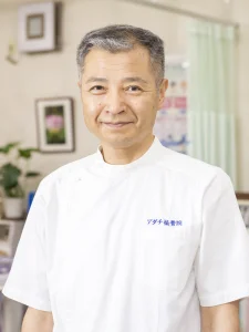 / 安達友昭